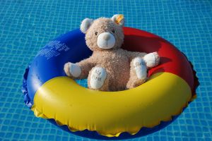 1280px-Teddy-in-swim-ring